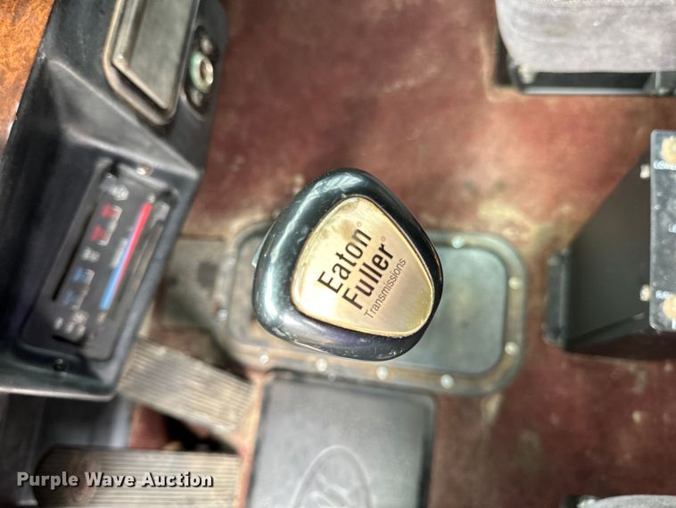 image for item LR9300 1990 Peterbilt  379 dump truck