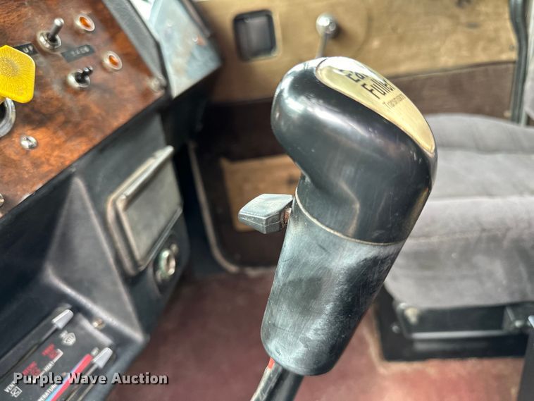 image for item LR9300 1990 Peterbilt  379 dump truck