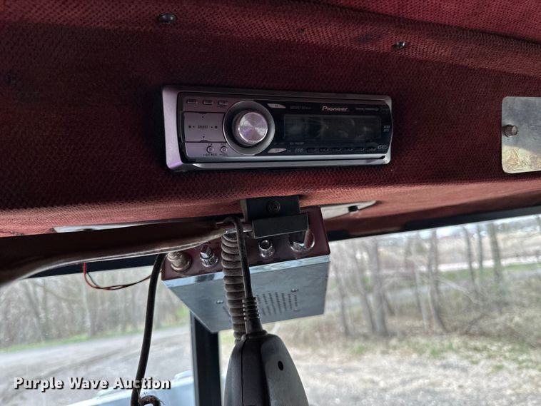 image for item LR9300 1990 Peterbilt  379 dump truck