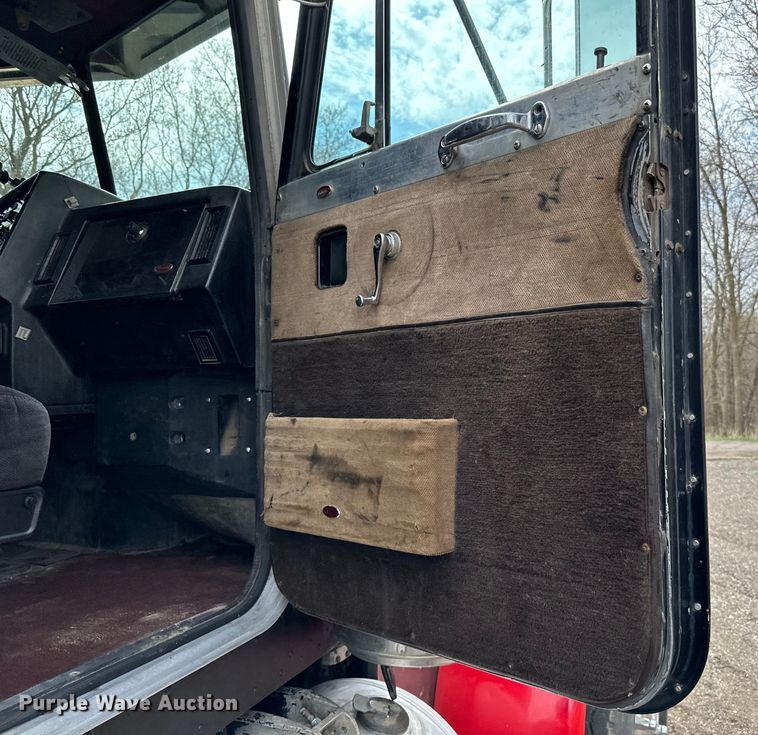 image for item LR9300 1990 Peterbilt  379 dump truck