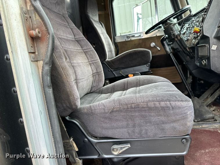 image for item LR9300 1990 Peterbilt  379 dump truck