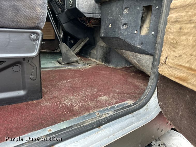 image for item LR9300 1990 Peterbilt  379 dump truck