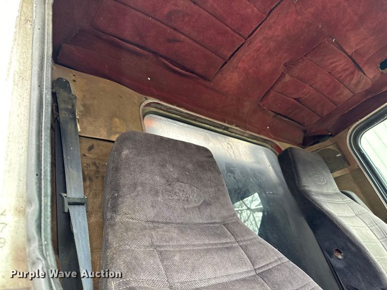 image for item LR9300 1990 Peterbilt  379 dump truck