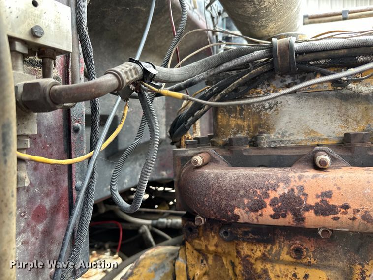 image for item LR9300 1990 Peterbilt  379 dump truck