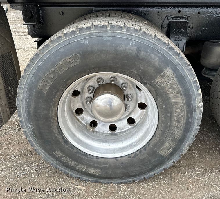 image for item LR9300 1990 Peterbilt  379 dump truck