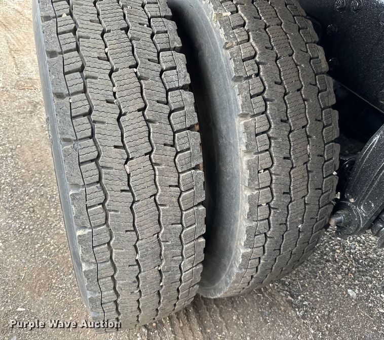 image for item LR9300 1990 Peterbilt  379 dump truck