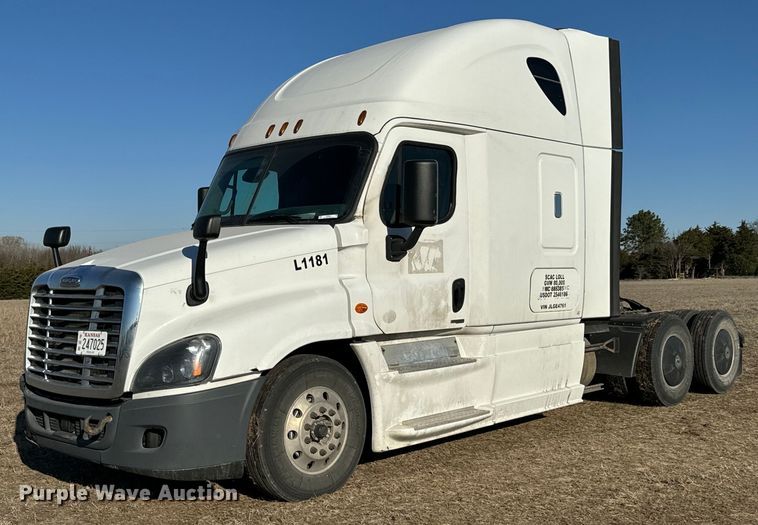 image for item NH9020 2018 Freightliner  Cascadia Evolution CA125SLP semi truck