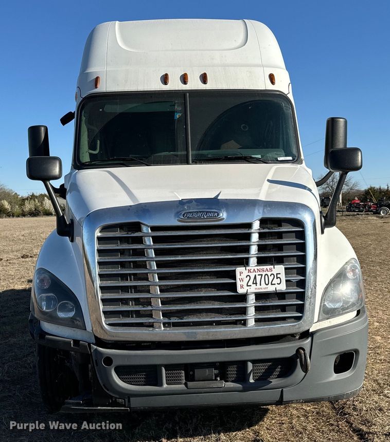 image for item NH9020 2018 Freightliner  Cascadia Evolution CA125SLP semi truck