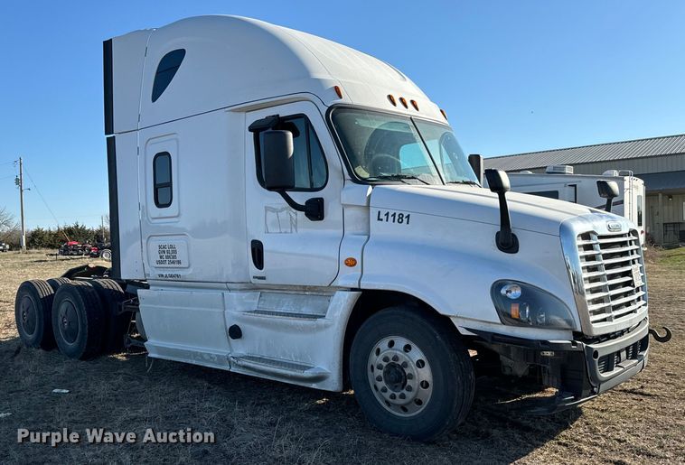 image for item NH9020 2018 Freightliner  Cascadia Evolution CA125SLP semi truck