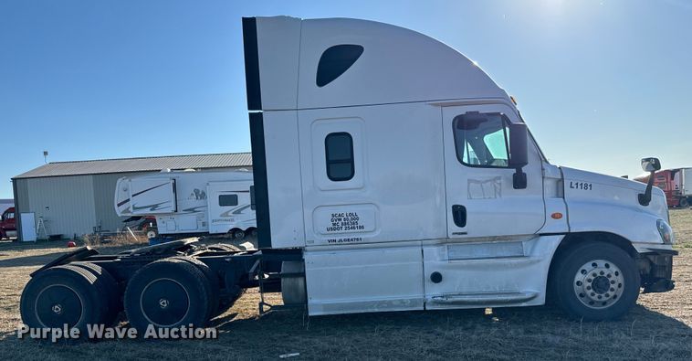 image for item NH9020 2018 Freightliner  Cascadia Evolution CA125SLP semi truck