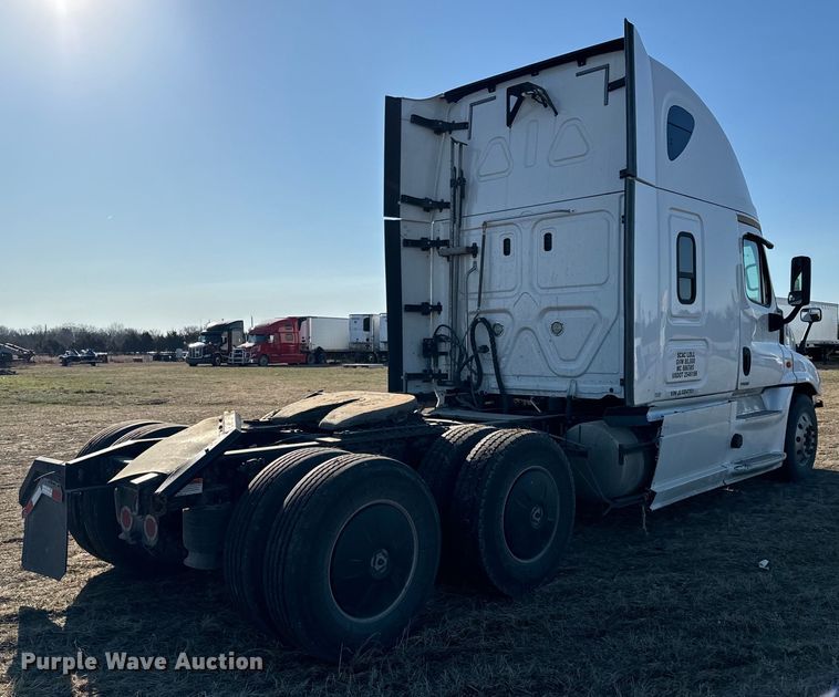 image for item NH9020 2018 Freightliner  Cascadia Evolution CA125SLP semi truck