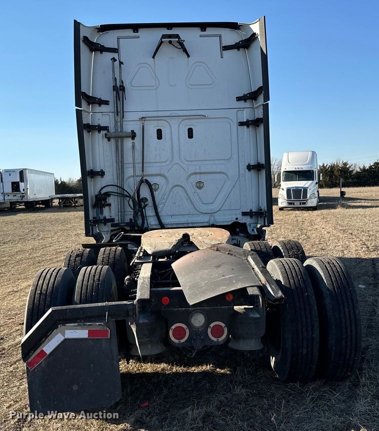 image for item NH9020 2018 Freightliner  Cascadia Evolution CA125SLP semi truck