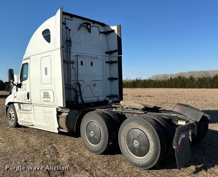 image for item NH9020 2018 Freightliner  Cascadia Evolution CA125SLP semi truck