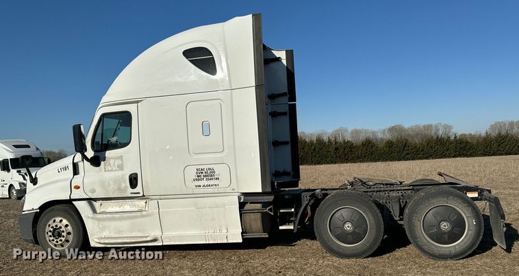 image for item NH9020 2018 Freightliner  Cascadia Evolution CA125SLP semi truck