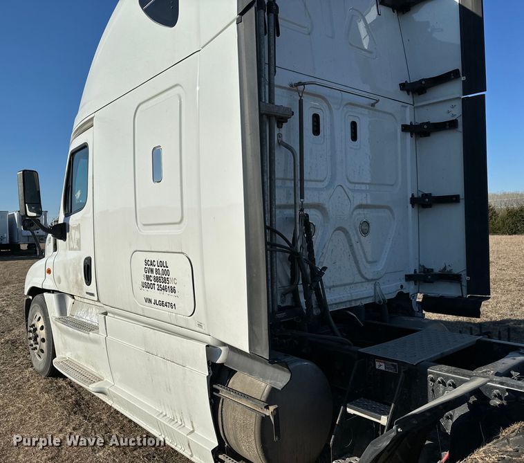 image for item NH9020 2018 Freightliner  Cascadia Evolution CA125SLP semi truck