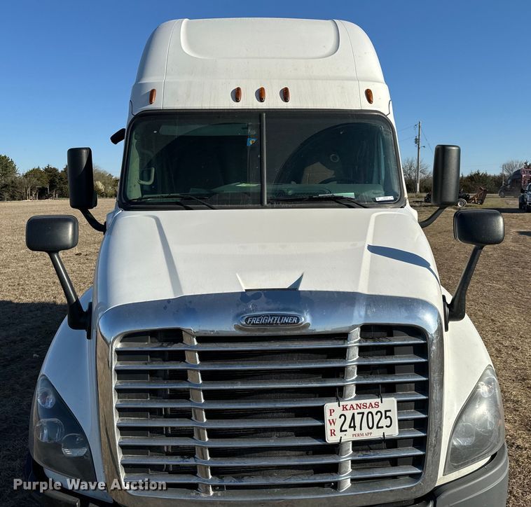 image for item NH9020 2018 Freightliner  Cascadia Evolution CA125SLP semi truck