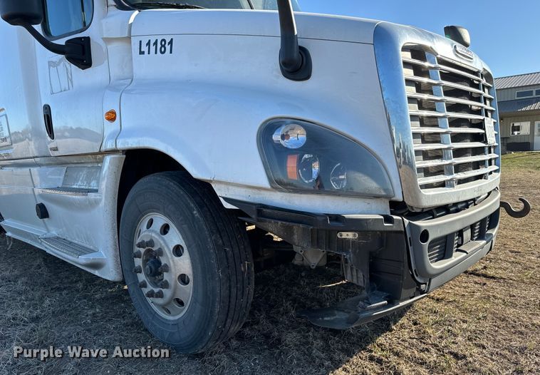 image for item NH9020 2018 Freightliner  Cascadia Evolution CA125SLP semi truck