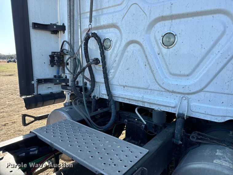 image for item NH9020 2018 Freightliner  Cascadia Evolution CA125SLP semi truck