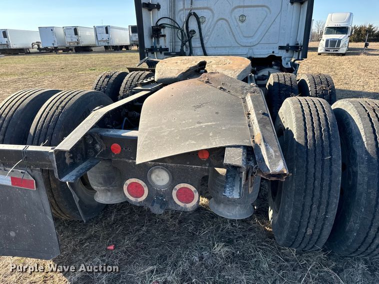 image for item NH9020 2018 Freightliner  Cascadia Evolution CA125SLP semi truck