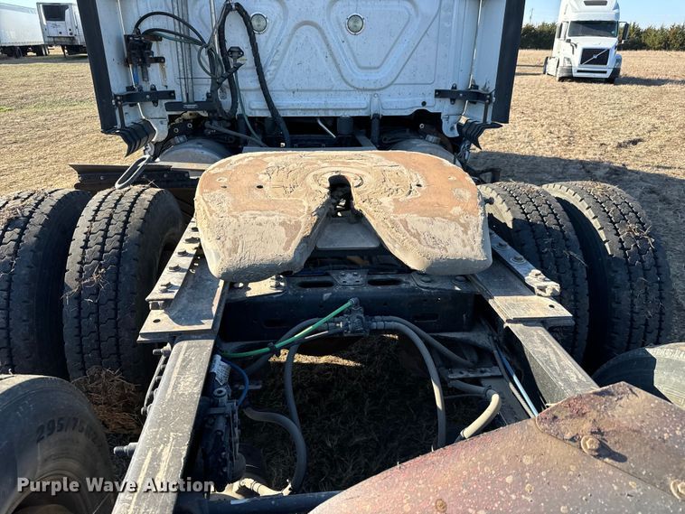 image for item NH9020 2018 Freightliner  Cascadia Evolution CA125SLP semi truck