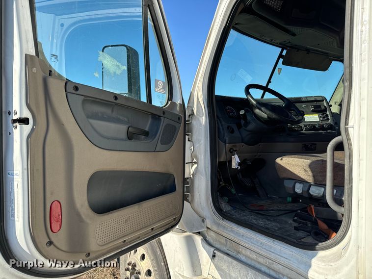 image for item NH9020 2018 Freightliner  Cascadia Evolution CA125SLP semi truck