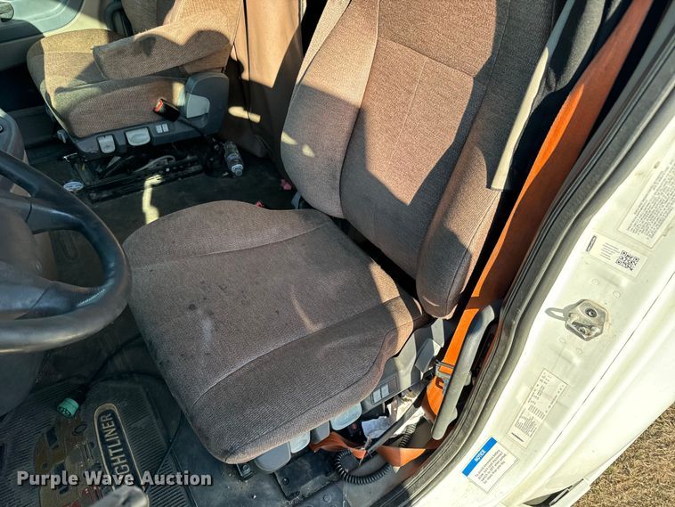 image for item NH9020 2018 Freightliner  Cascadia Evolution CA125SLP semi truck