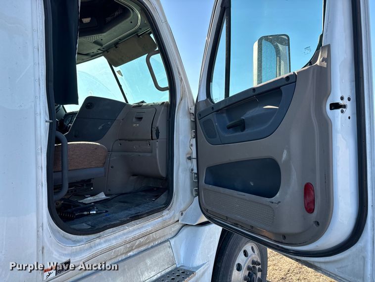 image for item NH9020 2018 Freightliner  Cascadia Evolution CA125SLP semi truck