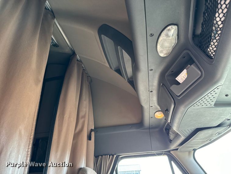 image for item NH9020 2018 Freightliner  Cascadia Evolution CA125SLP semi truck