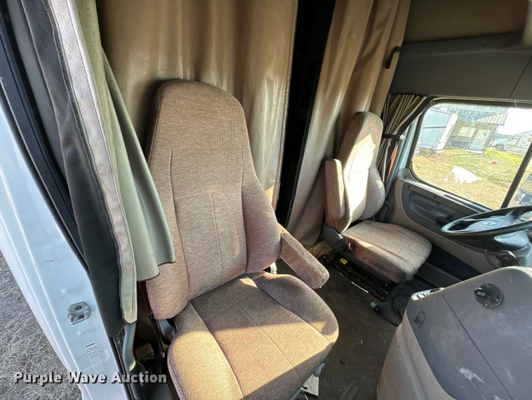 image for item NH9020 2018 Freightliner  Cascadia Evolution CA125SLP semi truck