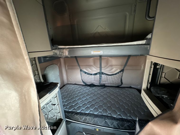 image for item NH9020 2018 Freightliner  Cascadia Evolution CA125SLP semi truck