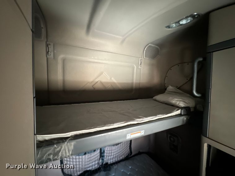 image for item NH9020 2018 Freightliner  Cascadia Evolution CA125SLP semi truck