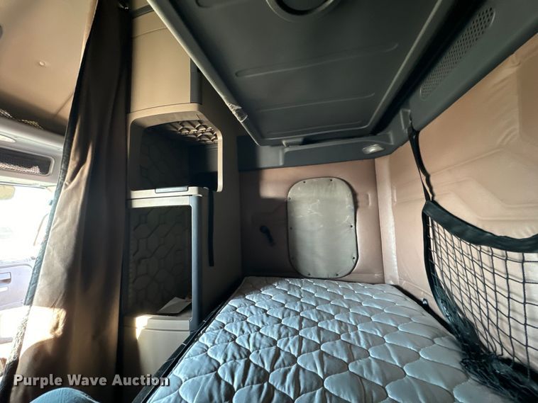 image for item NH9020 2018 Freightliner  Cascadia Evolution CA125SLP semi truck