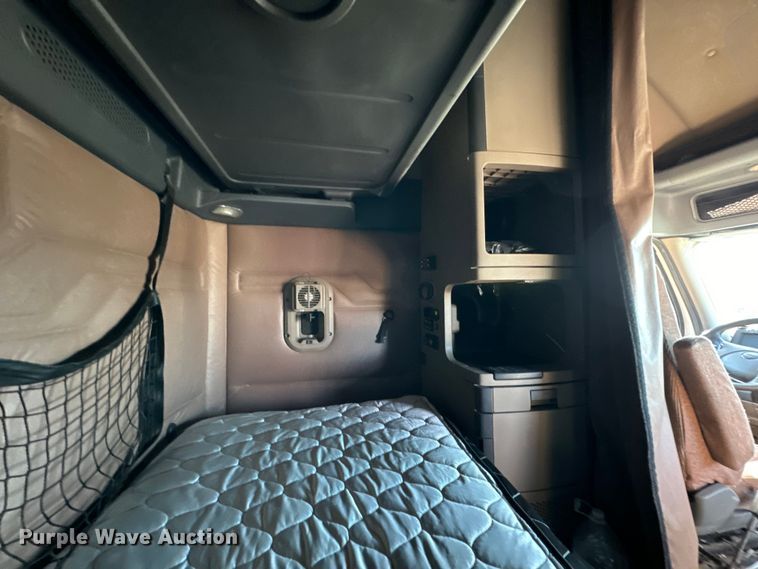 image for item NH9020 2018 Freightliner  Cascadia Evolution CA125SLP semi truck