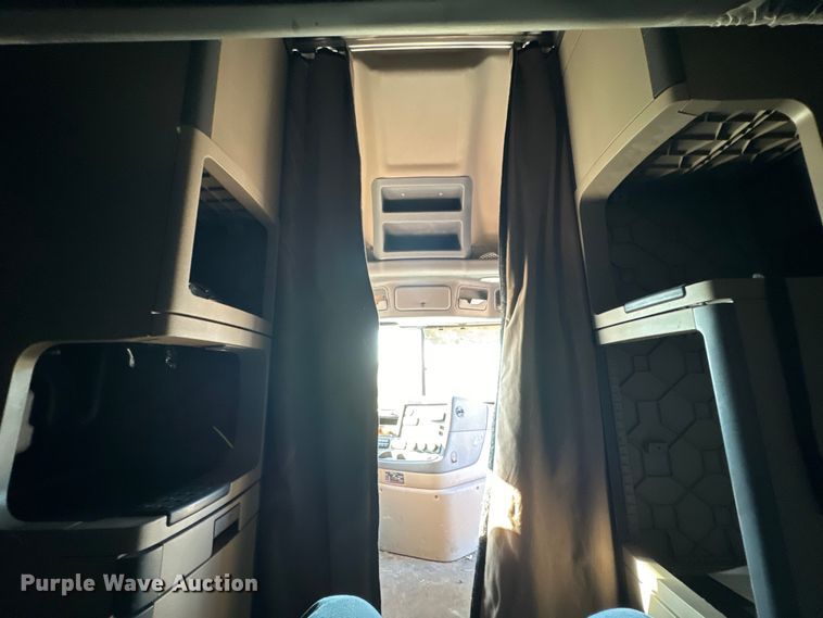 image for item NH9020 2018 Freightliner  Cascadia Evolution CA125SLP semi truck