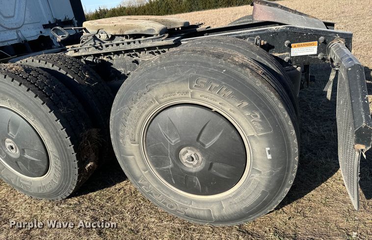 image for item NH9020 2018 Freightliner  Cascadia Evolution CA125SLP semi truck