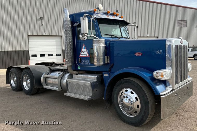 image for item NH9114 2016 Peterbilt 389 semi truck