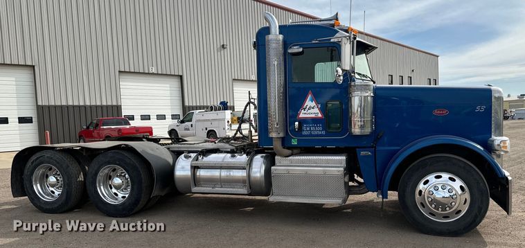image for item NH9114 2016 Peterbilt 389 semi truck