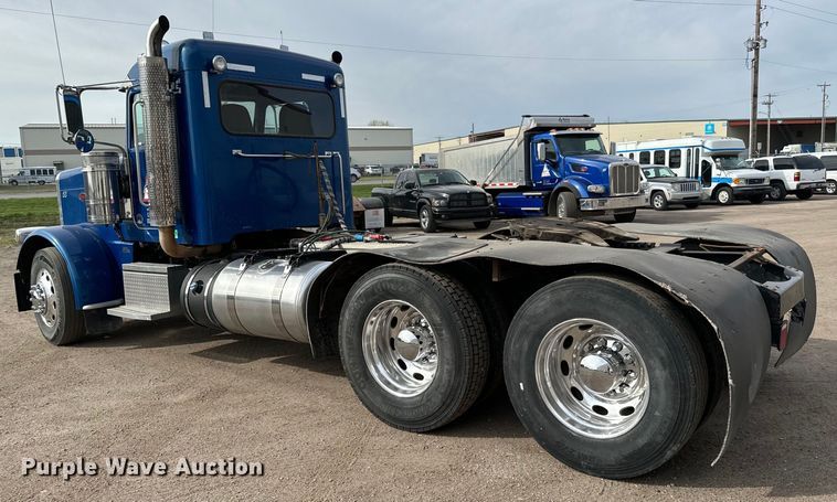 image for item NH9114 2016 Peterbilt 389 semi truck