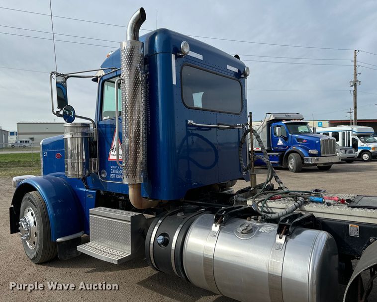 image for item NH9114 2016 Peterbilt 389 semi truck