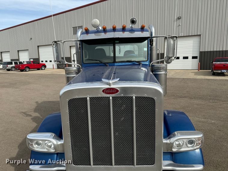 image for item NH9114 2016 Peterbilt 389 semi truck