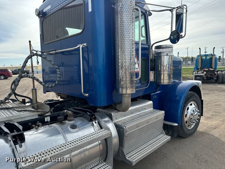 image for item NH9114 2016 Peterbilt 389 semi truck