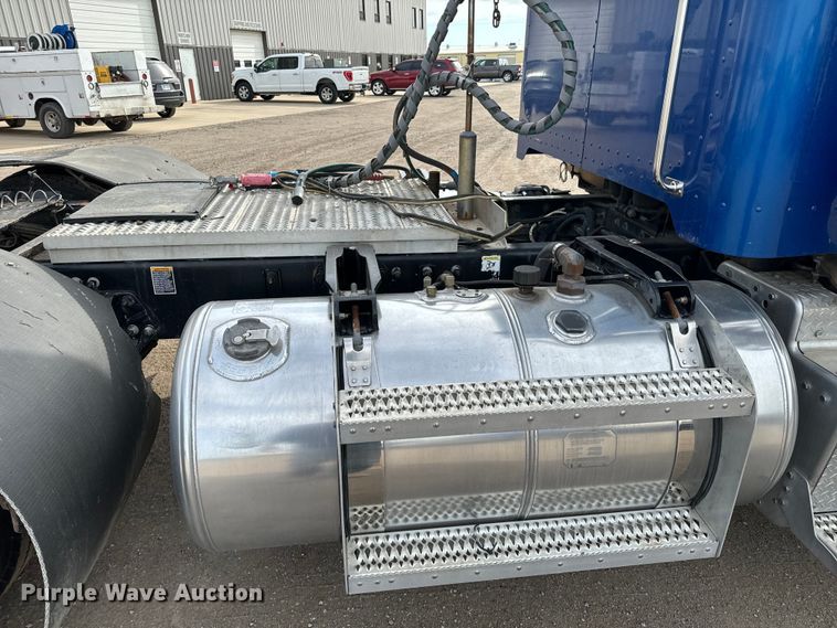 image for item NH9114 2016 Peterbilt 389 semi truck