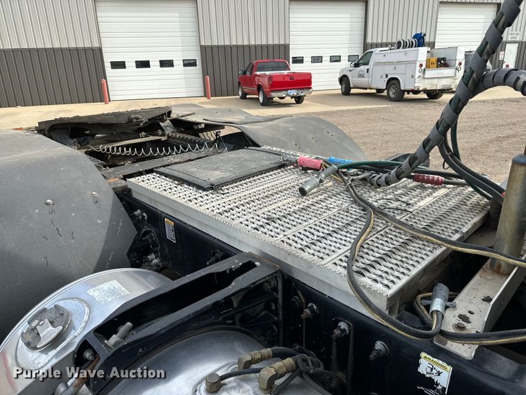 image for item NH9114 2016 Peterbilt 389 semi truck