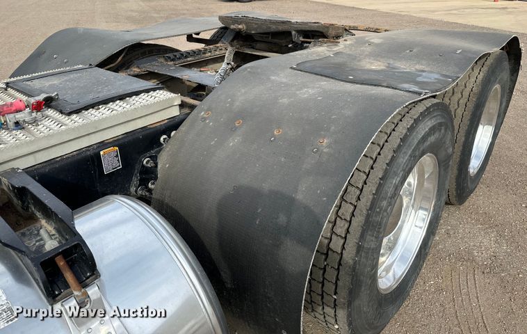 image for item NH9114 2016 Peterbilt 389 semi truck