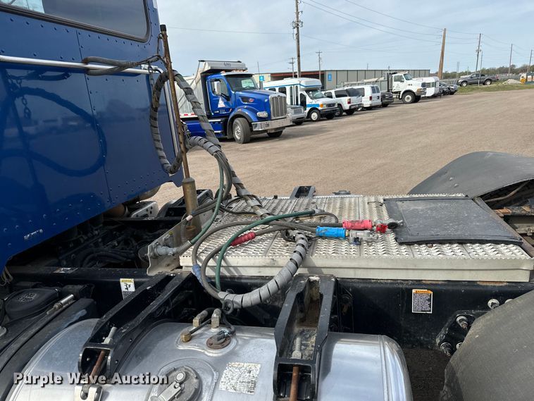 image for item NH9114 2016 Peterbilt 389 semi truck