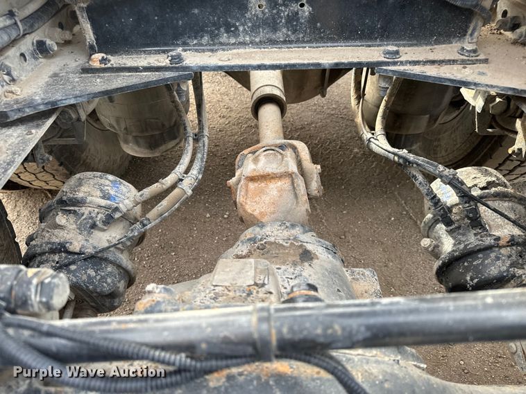 image for item NH9114 2016 Peterbilt 389 semi truck