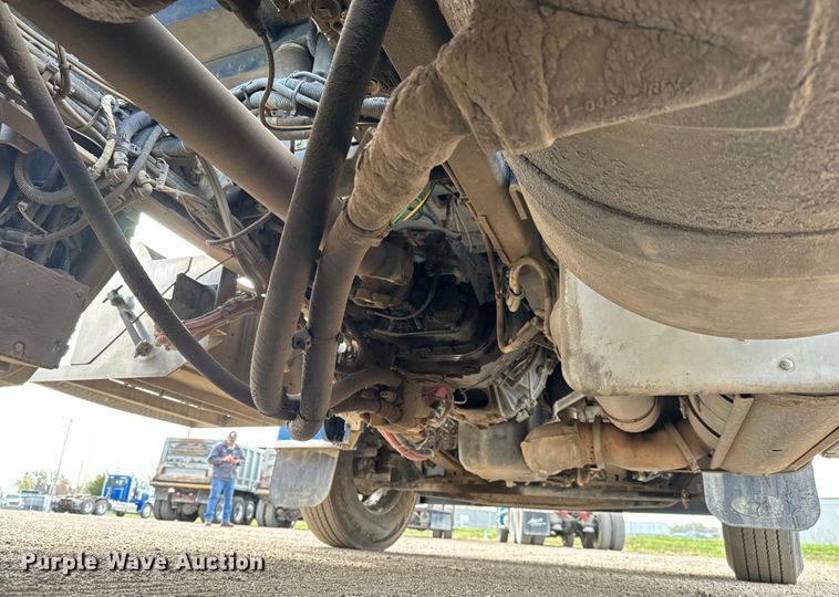 image for item NH9114 2016 Peterbilt 389 semi truck