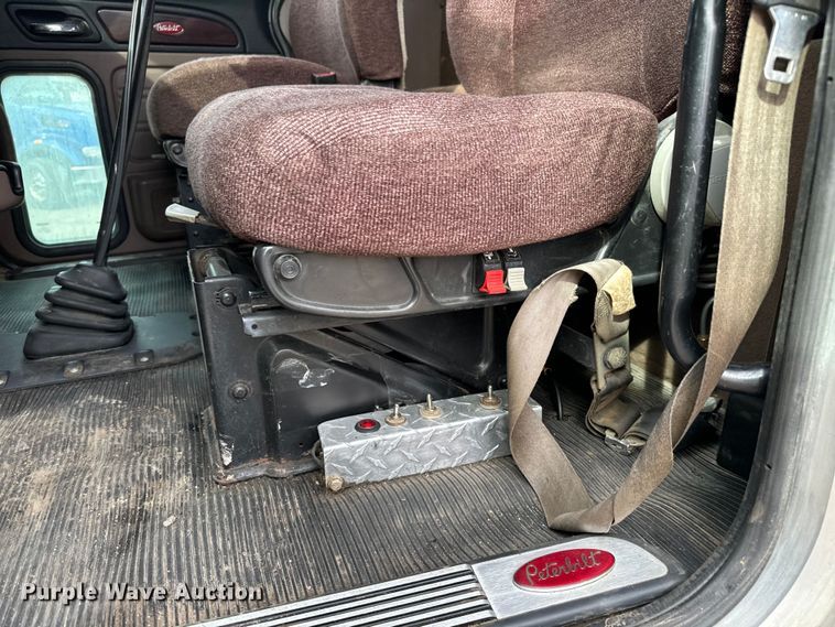 image for item NH9114 2016 Peterbilt 389 semi truck