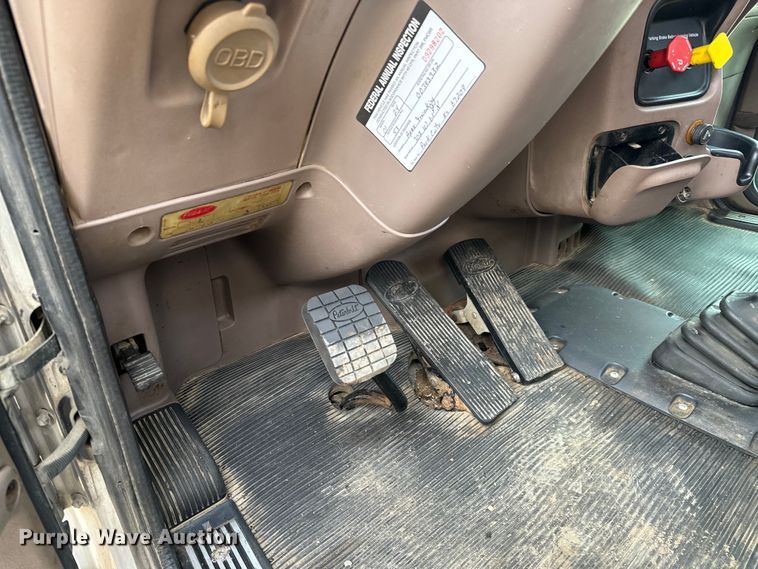 image for item NH9114 2016 Peterbilt 389 semi truck