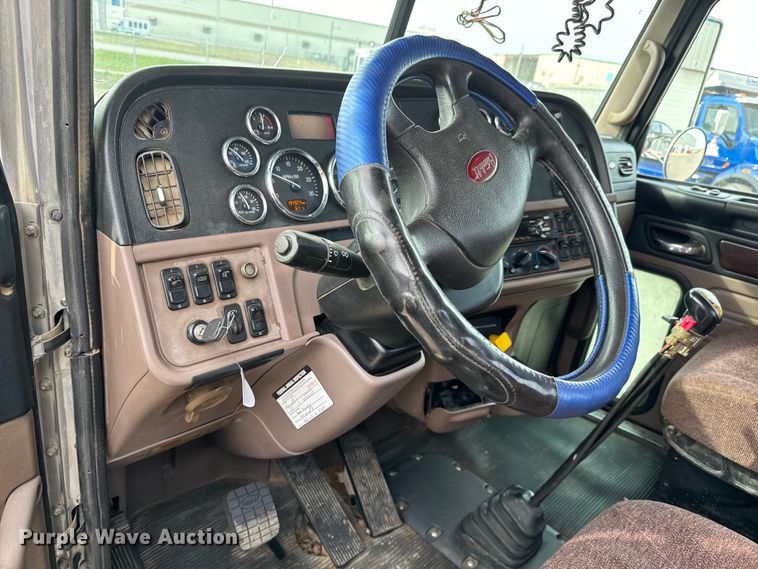 image for item NH9114 2016 Peterbilt 389 semi truck